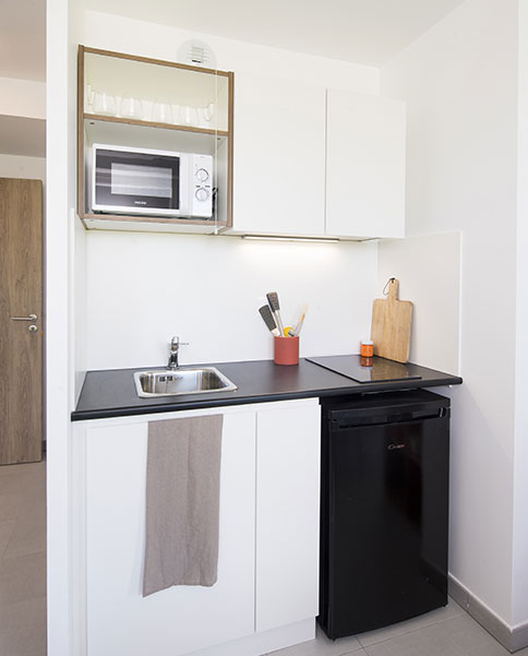 aménagement espace cuisine, meubles hauts, micro-onde 