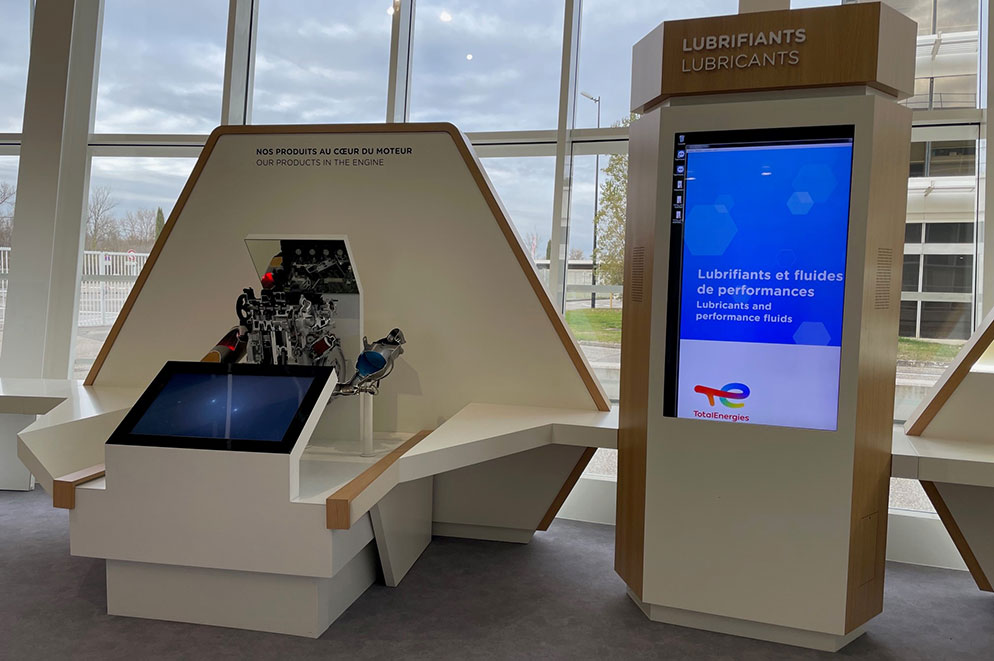 mobilier sur-mesure agencement showroom TotalEnergies