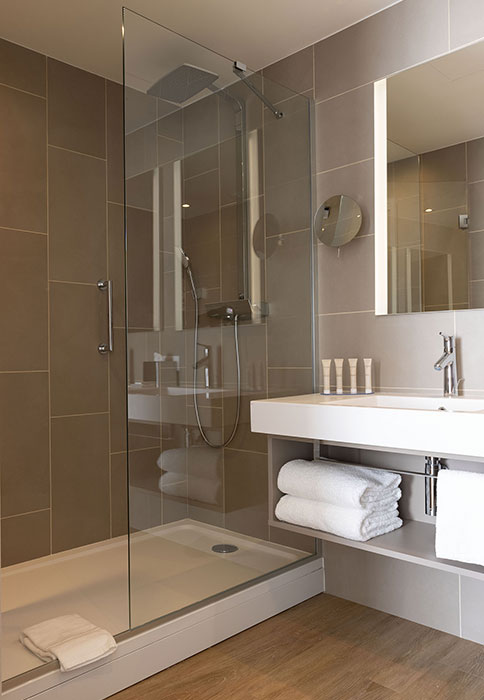 Agencement chambre salle de bain Hôtel Hilton Garden Inn Tours Centre