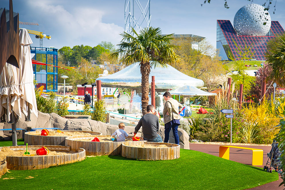 Jardin de Futuropolis agencés par GL events : bacs à sable, bancs, herbe