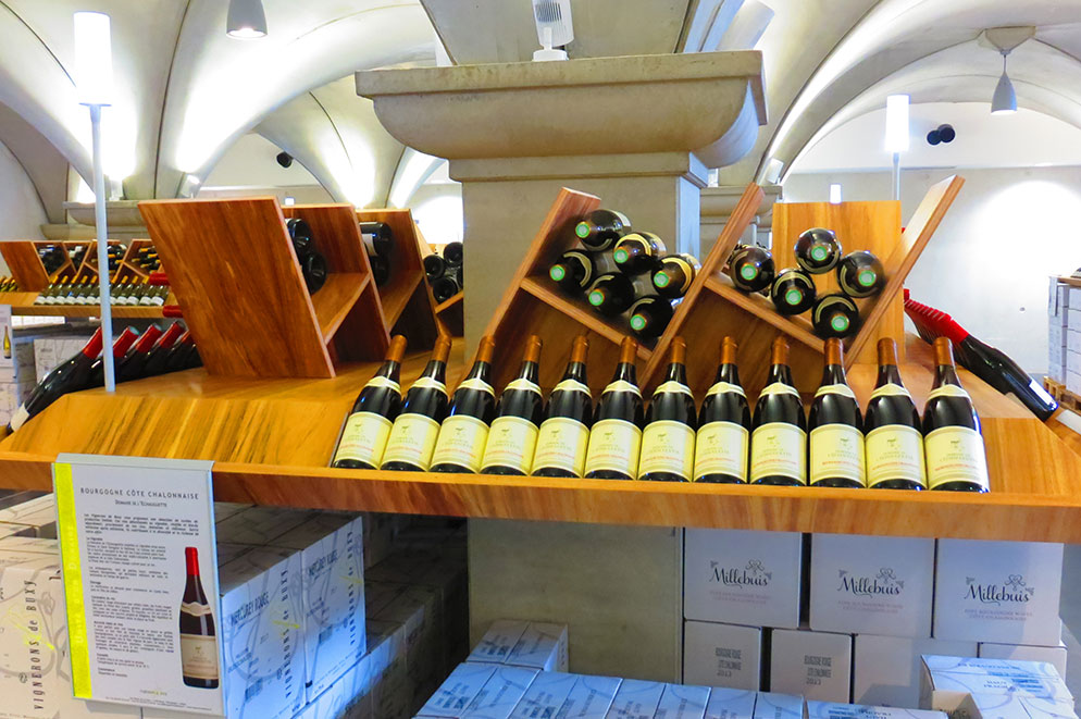 agencement caveau vignobles de Buxy - meuble présentoir sur-mesure  