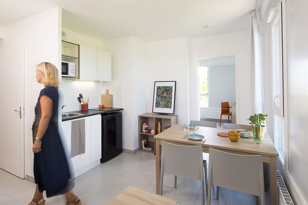 Agencement chambre étudiante : espace salon et cuisine T2 