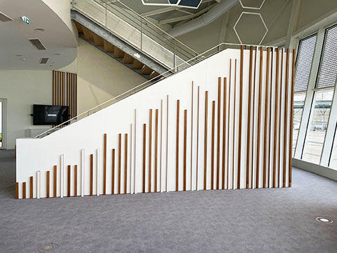 habillage de la cage d’escalier et d’un mur avec un lattage en chêne massif