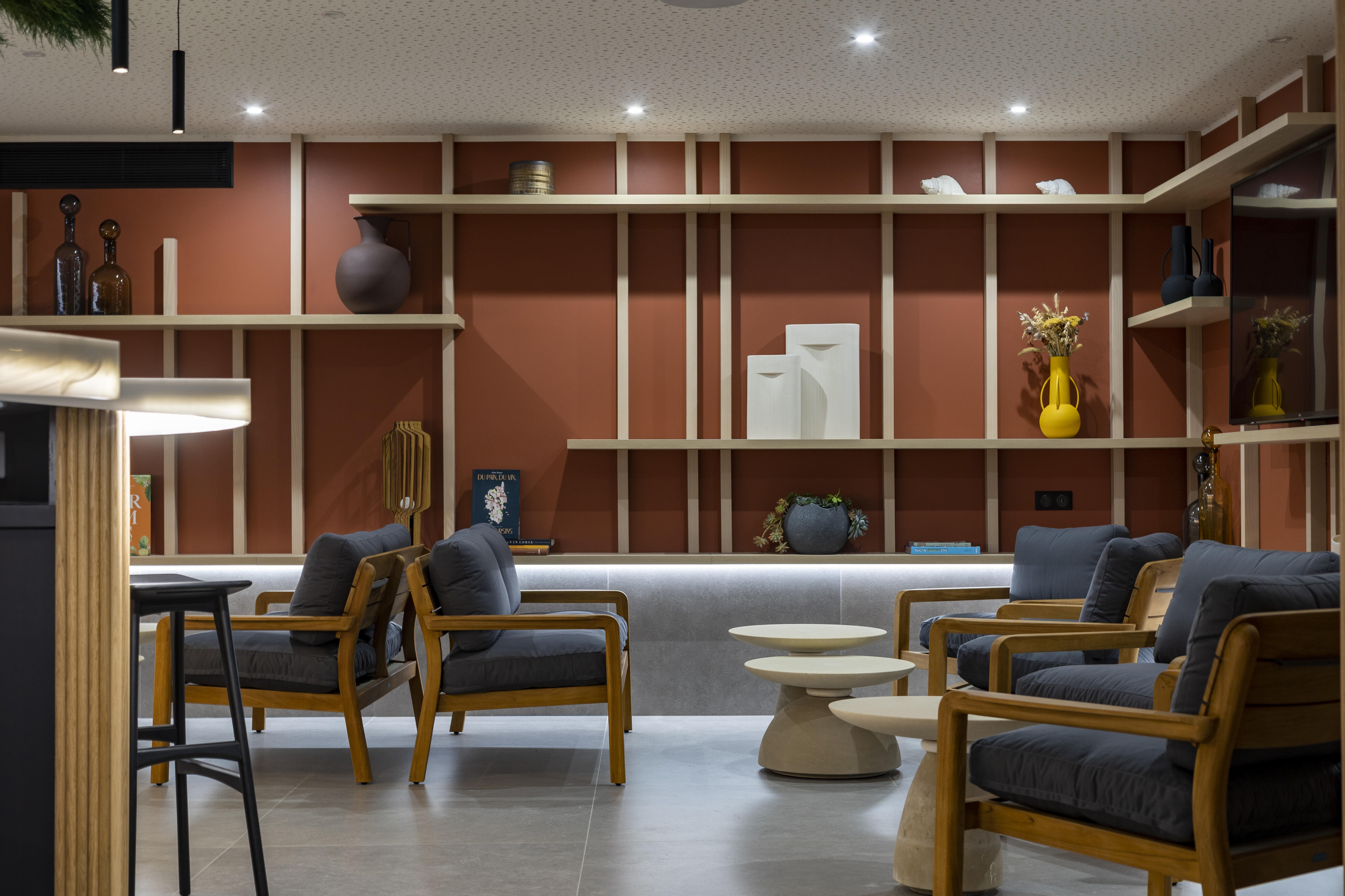 espace de travail avec mur rouge