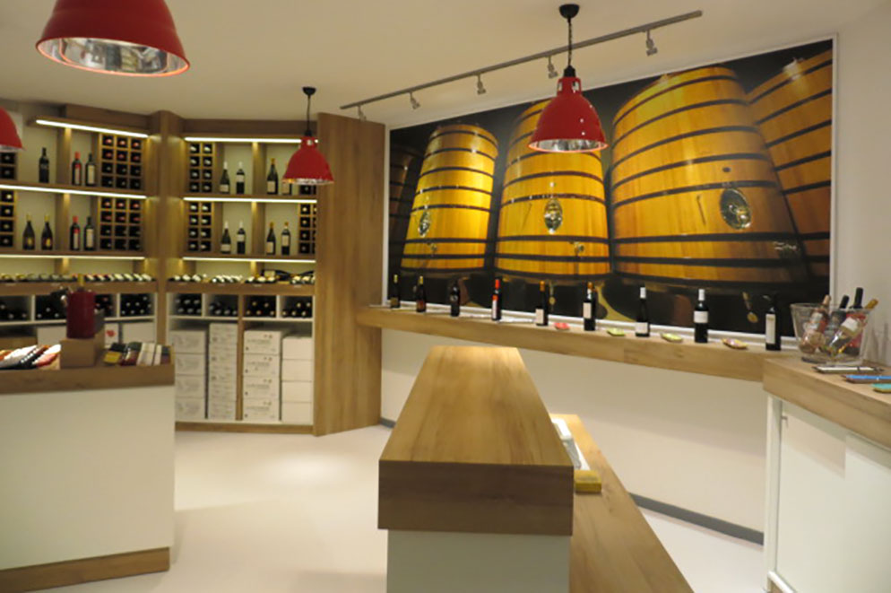 Agencement boutique - cave à vins - espace dégustation et vinothèque