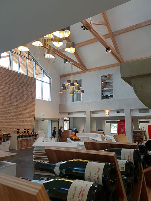 agencement caveau vignobles de Buxy - présentoires produits sur-mesure