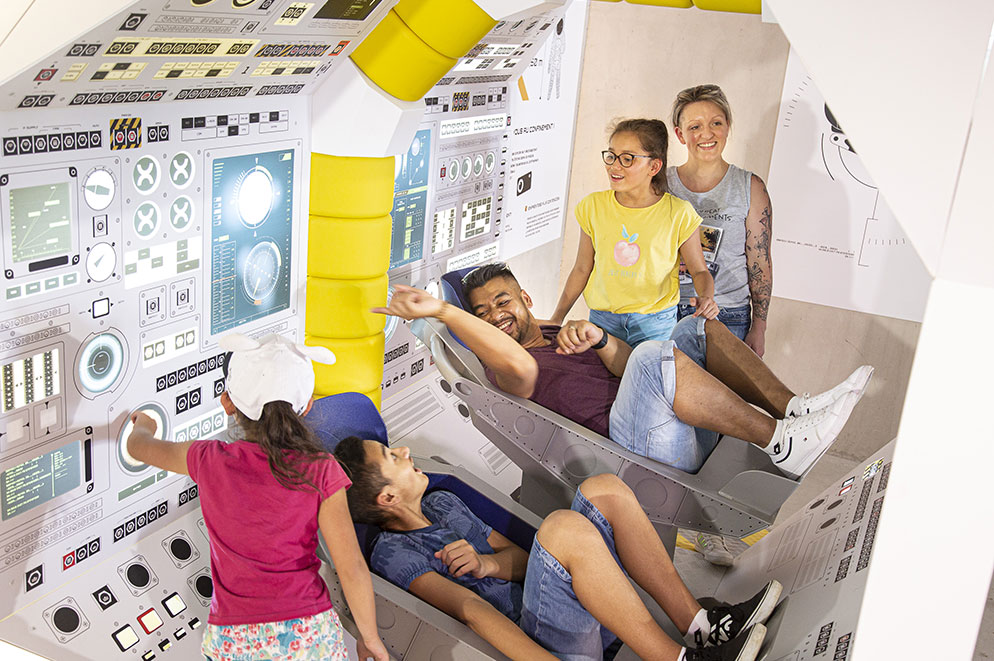 agencement objectif mars, décor cockpits futuroscope 