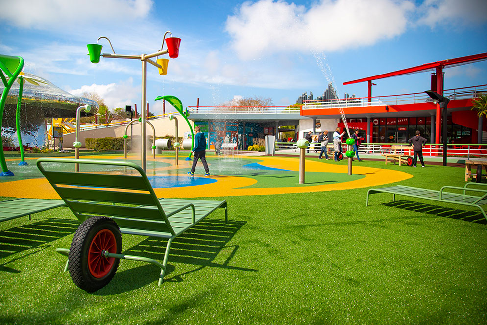 Jardin aquatique : jets d'eau, transat, décoration par GL events