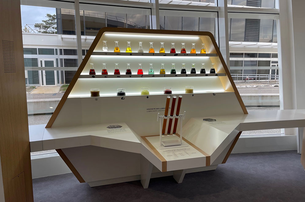 mobilier sur-mesure showroom TotalEnergies