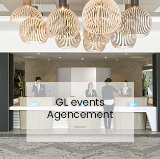 Agencement d'une banque d'accueil d'un hall d'hôtel