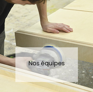 Employé GL events ponçant une pièce en bois