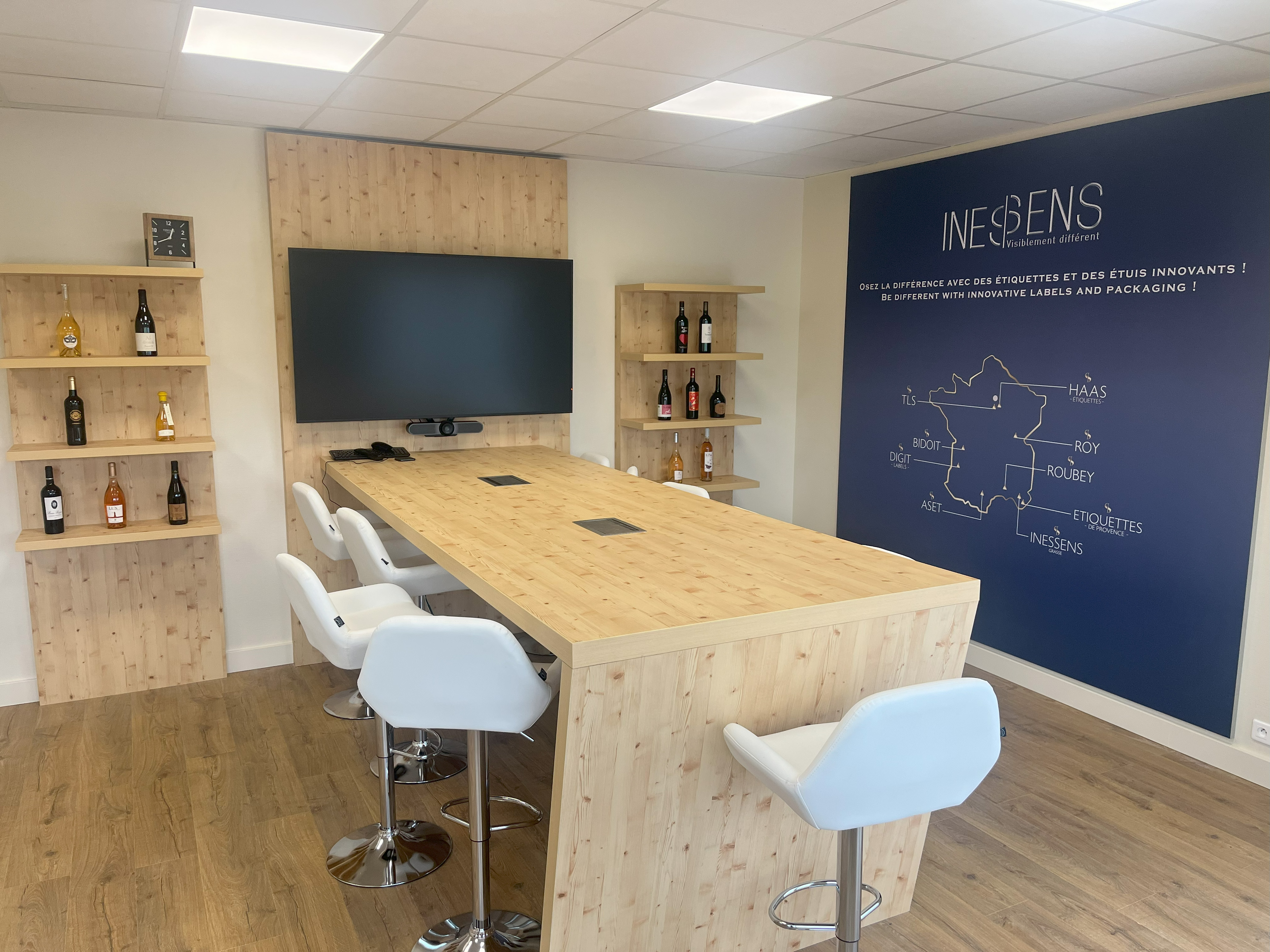 Agencement showroom d'entreprise sur mesure - Inessens
