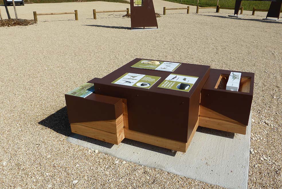 Meubles ilots informatifs en pin et fer peinture imitation rouille