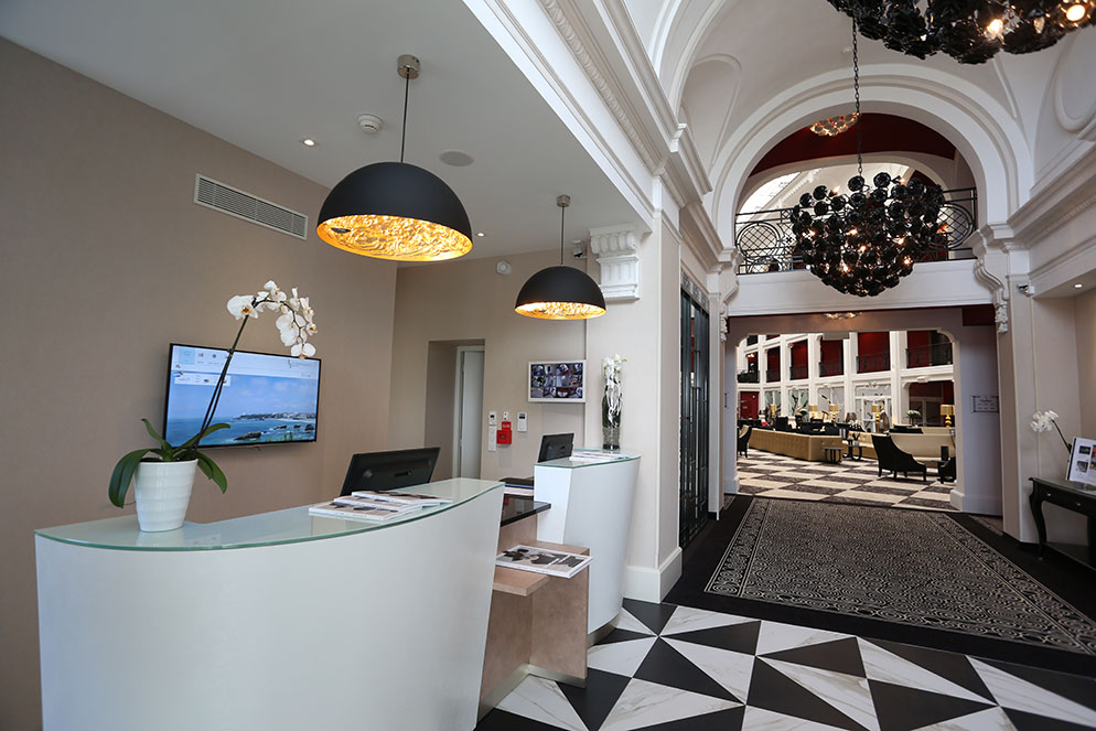 Agencement espace commun d'un hôtel : banque d'accueil