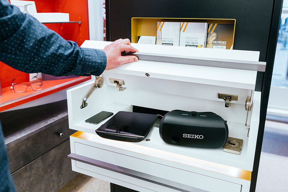 Meuble sur-mesure personnalisé pour Seiko avec technologie intégrée