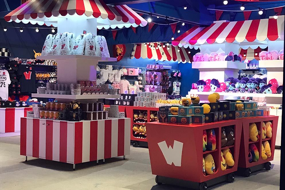 Agencement boutique souvenirs : meuble de rangement, meubles d'exposition, vitrines