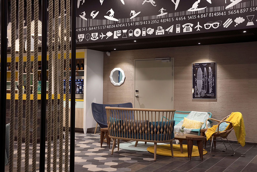 Agencement d'un espace commun d'hôtel : claustra, canapés, fauteuils