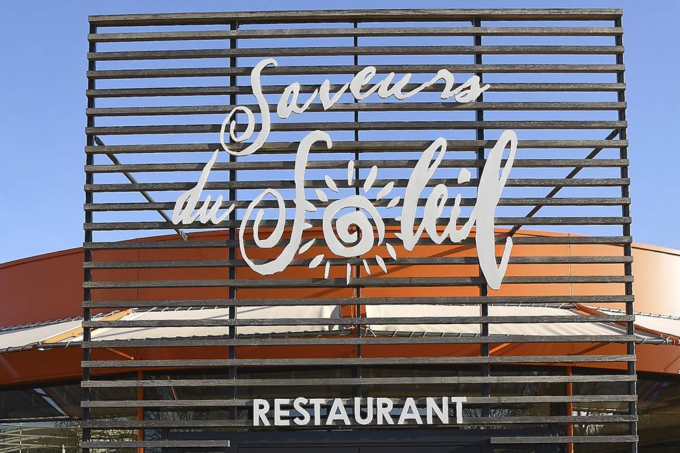Pergola verticale en bois, Signalétique nominative,Lettres découpes à la forme