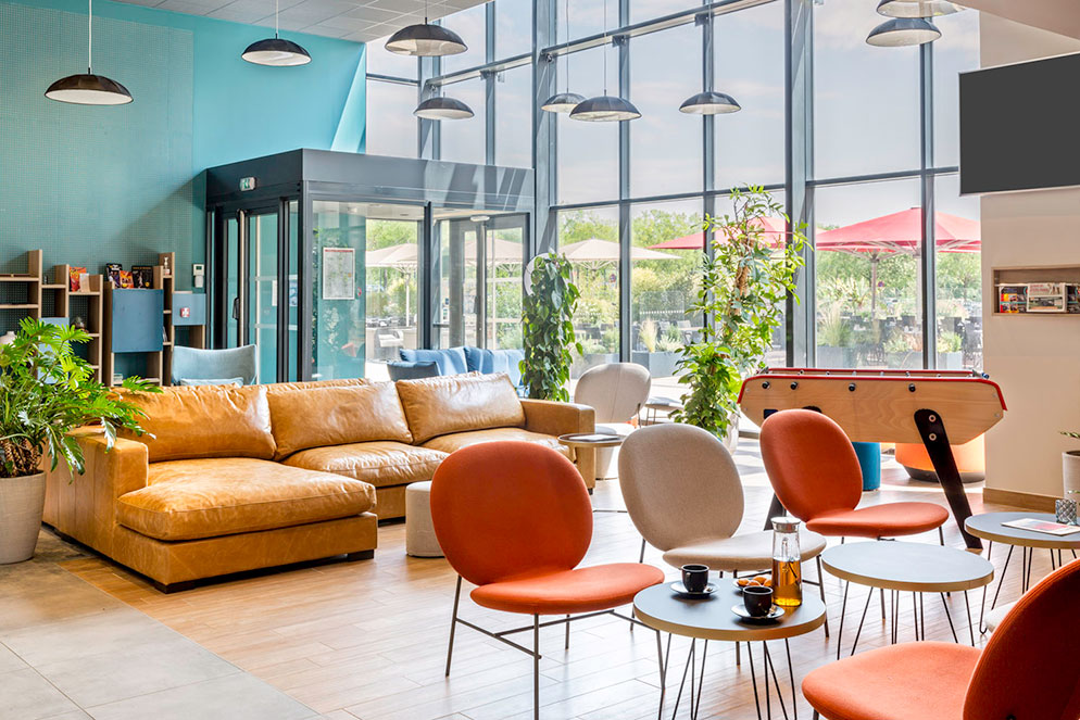 accueil de l’hôtel avec canapé et tables sur-mesure
