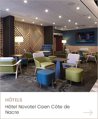 Agencement d'un hall d'hôtel : tables et fauteuils design