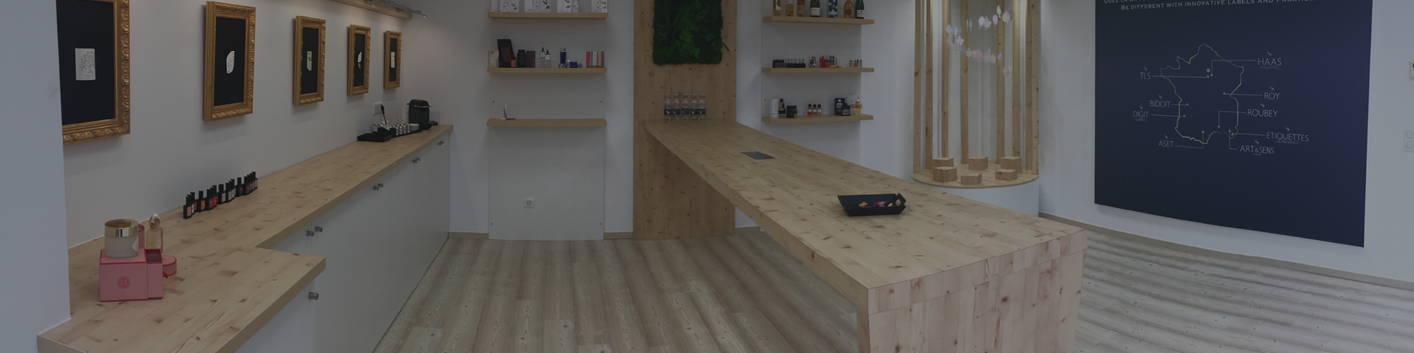 Agencement de bureaux avec du mobilier éco-responsable.