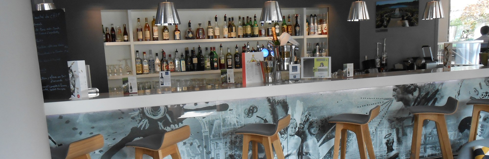 Agencement du bar du Novotel Château de Versailles