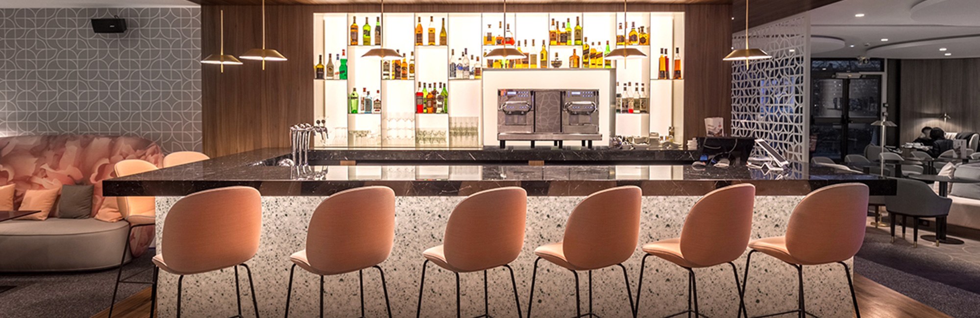 Agencement du bar de l'hôtel Novotel Paris Eiffel