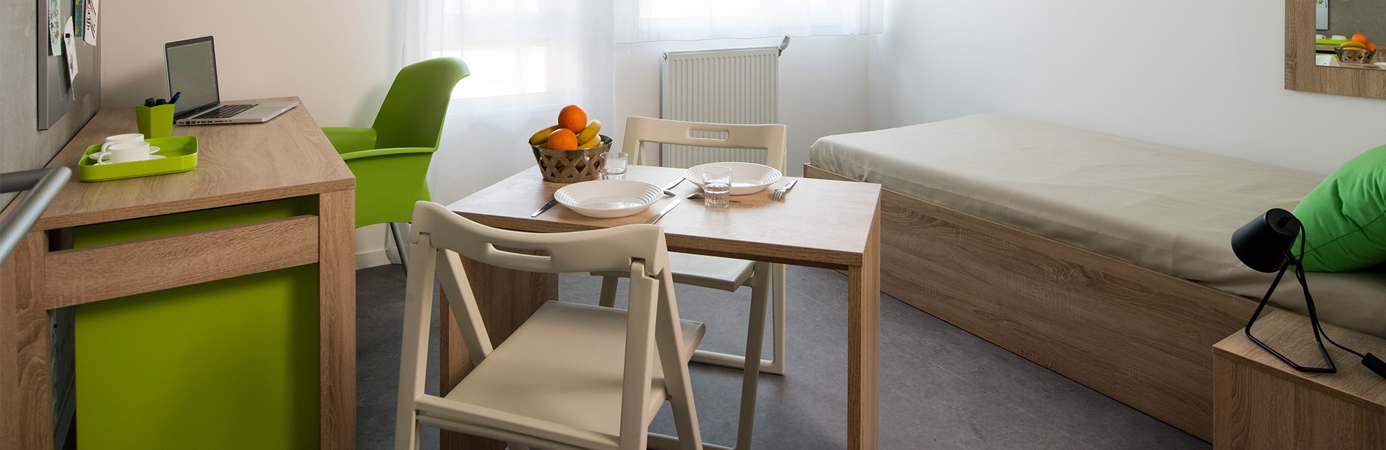 Agencement chambre résidence Study Hall : lit, chaises, table, étagères
