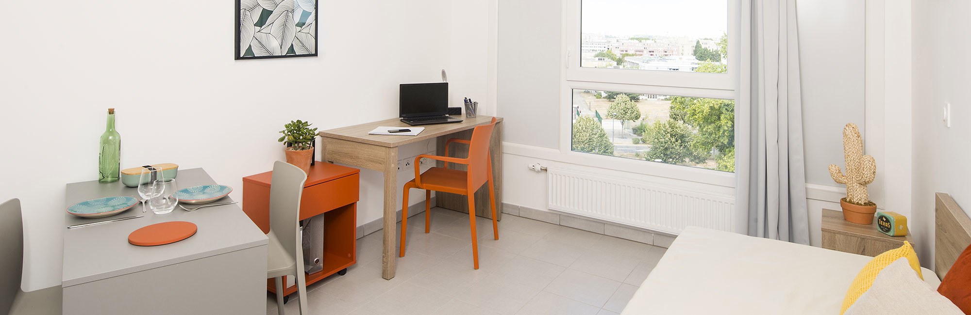 Agencement chambre résidence Star Player : lit, chaises, table, étagères