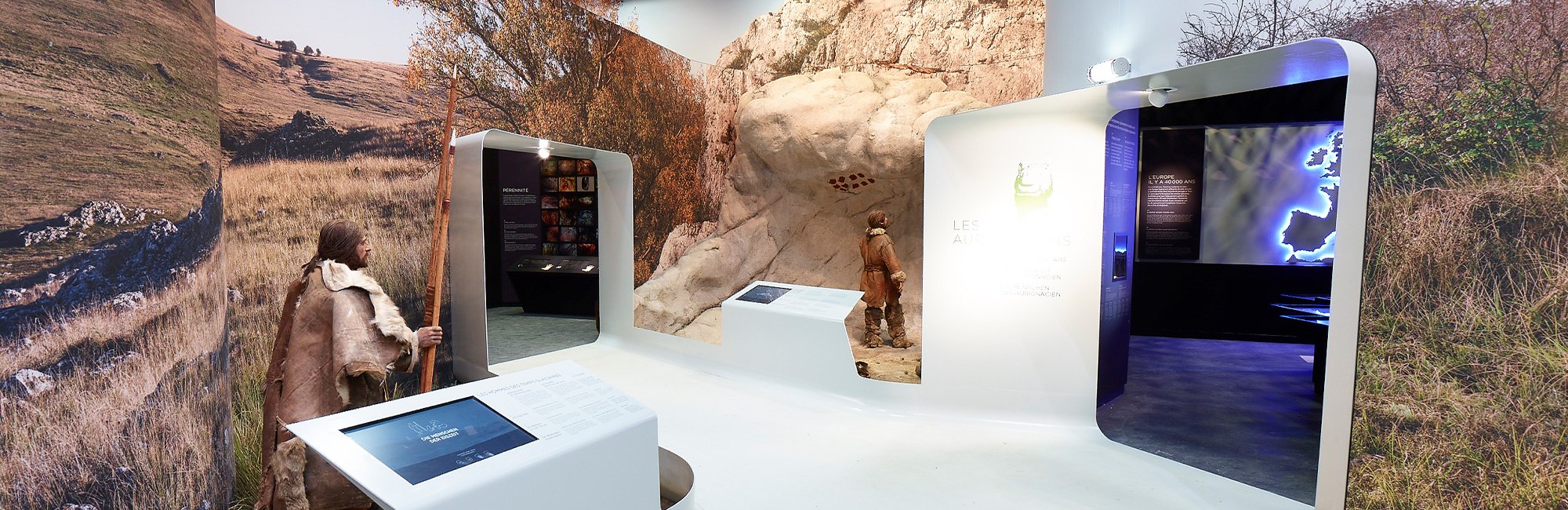 Scénographie et agencement de musée : panneau informatif digital avec écran intégré