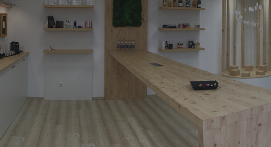 Agencement de bureaux avec du mobilier éco-responsable.