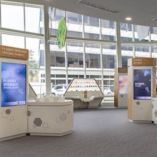 Agencement de showroom Total : mobilier sur-mesure personnalisé