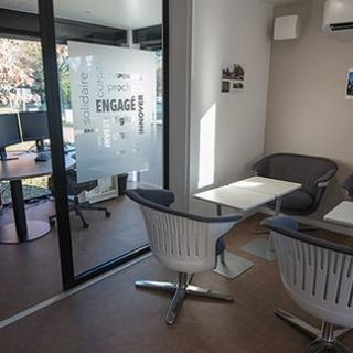 Agencement de bureau par GL events : table, chaises, signalétique