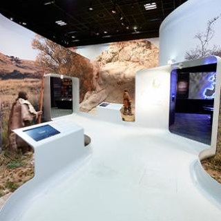 Scénographie et agencement de musée : panneau informatif digital avec écran intégré