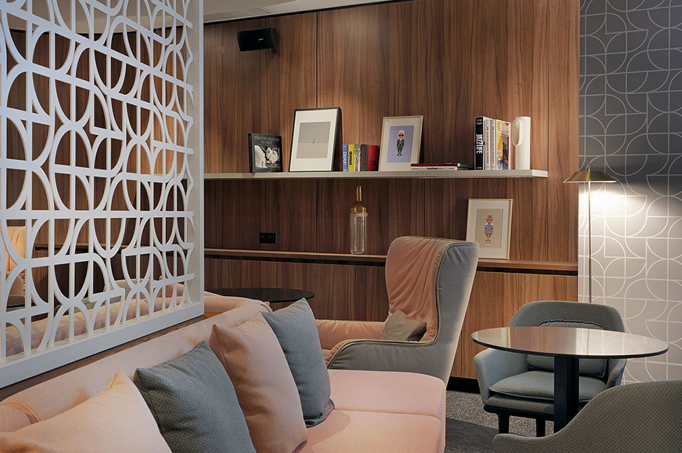 Agencement d'un hall d'hôtel avec fauteuil et canapé