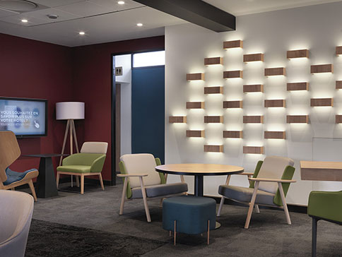 Agencement d'un hall d'hôtel : tables et fauteuils design