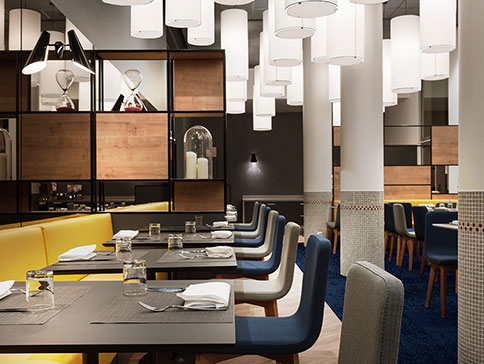 Agencement d'un restaurant d'hôtel : lustres, chaises, tables, claustra