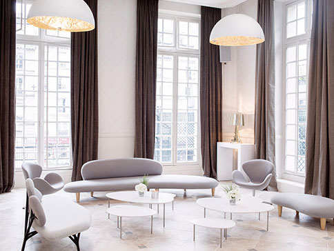 Agencement réalisé par GL events : salon avec canapés et tables design