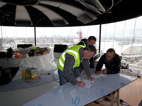 Employés de chantier menuisiers GL events