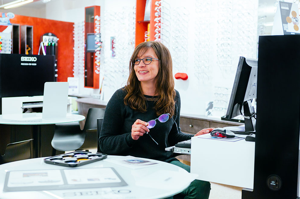 Employée de la boutique SEIKO sur un bureau avec technologie intégrée