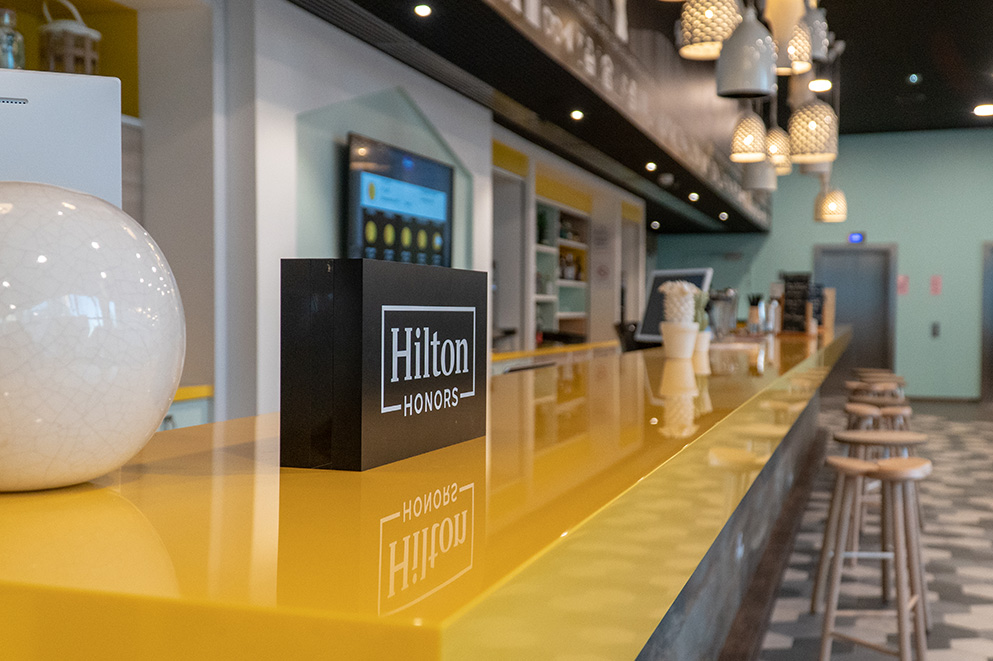 Agencement d'espace commun d'un hôtel - bar