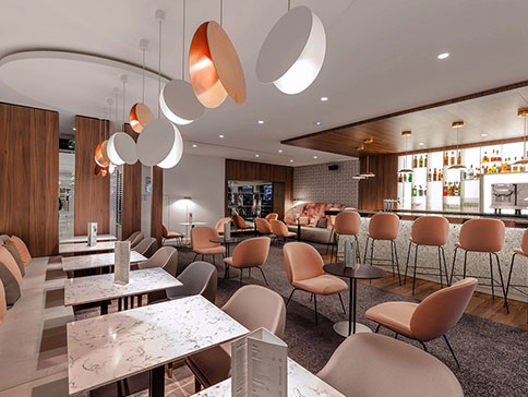Aménagement du bar de l'hôtel Novotel Paris