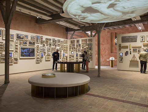 Muséographie : banc design, cloisons d'exposition, tables digitales