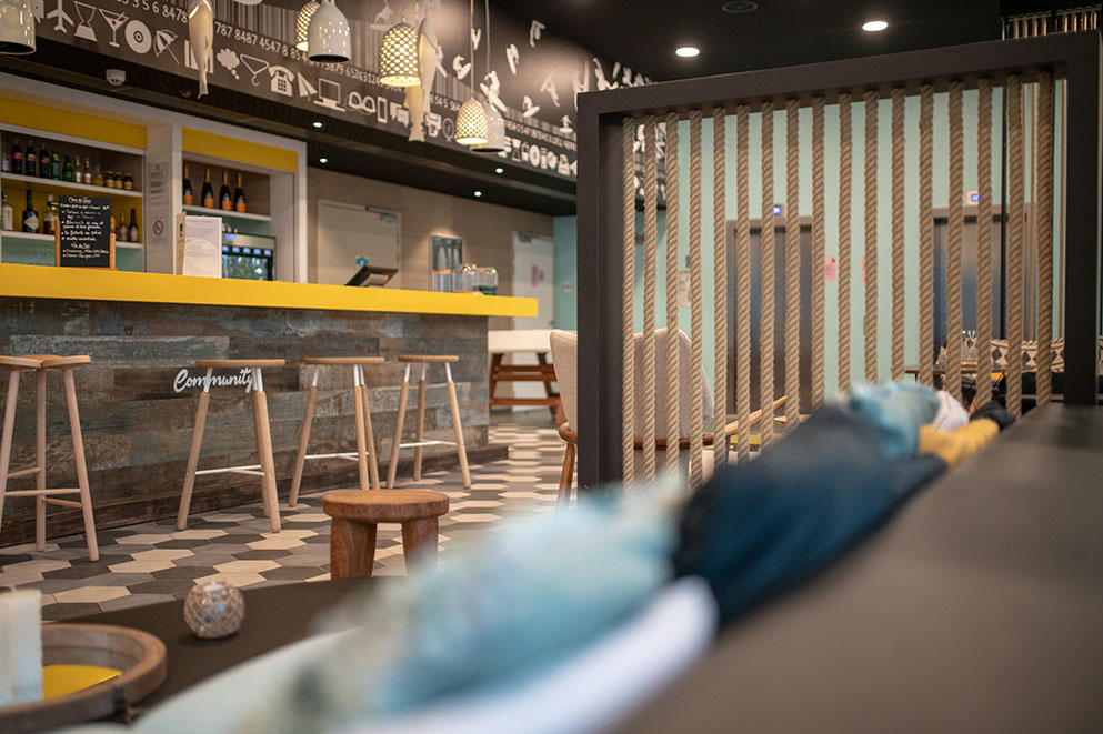 Agencement du bar d'un hôtel