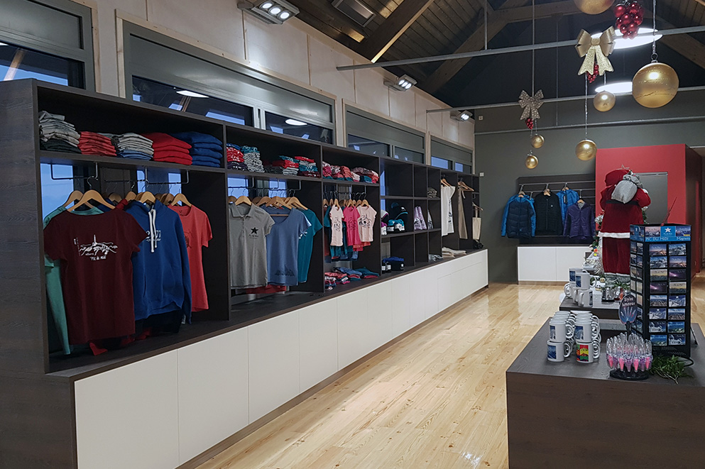 Agencement boutique souvenirs : meuble de rangement, meubles d'exposition, vitrines