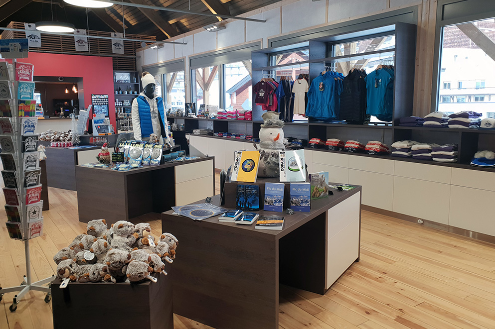 Agencement boutique souvenirs : meuble de rangement, meubles d'exposition, vitrines