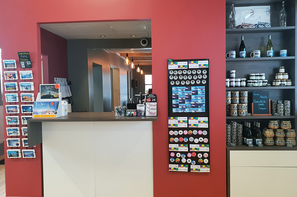 Agencement boutique souvenirs : meuble de rangement, meubles d'exposition, vitrines