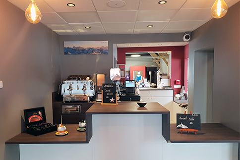 Agencement d'une banque d'accueil d'une boutique