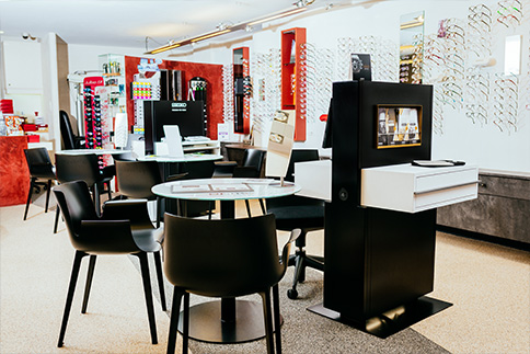 Agencement de la boutique Seiko réalisé par GL events : tables, chaises, présentoirs