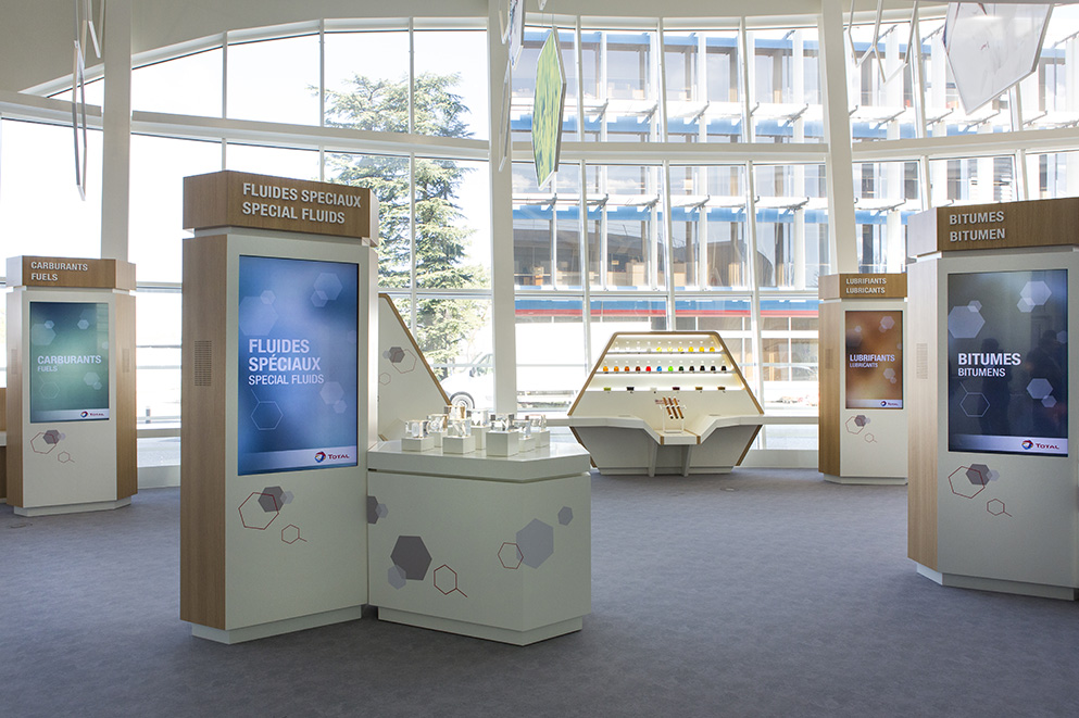Agencement de showroom : mobilier sur mesure, mobilier avec écran intégré